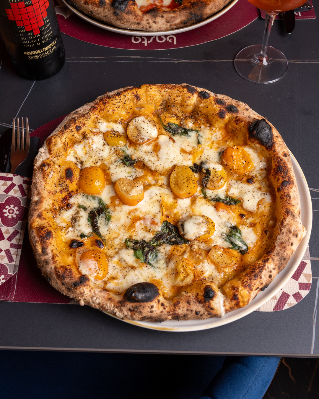Pizza gourmet di Basta appena sfornata