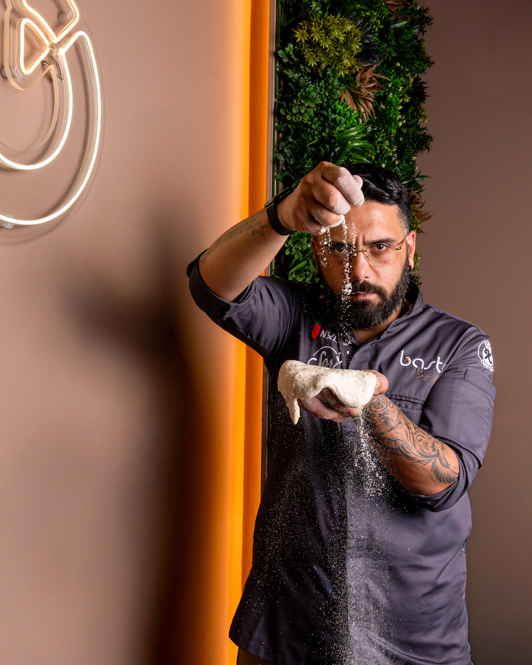 Enzo Bastelli prepara l'impasto